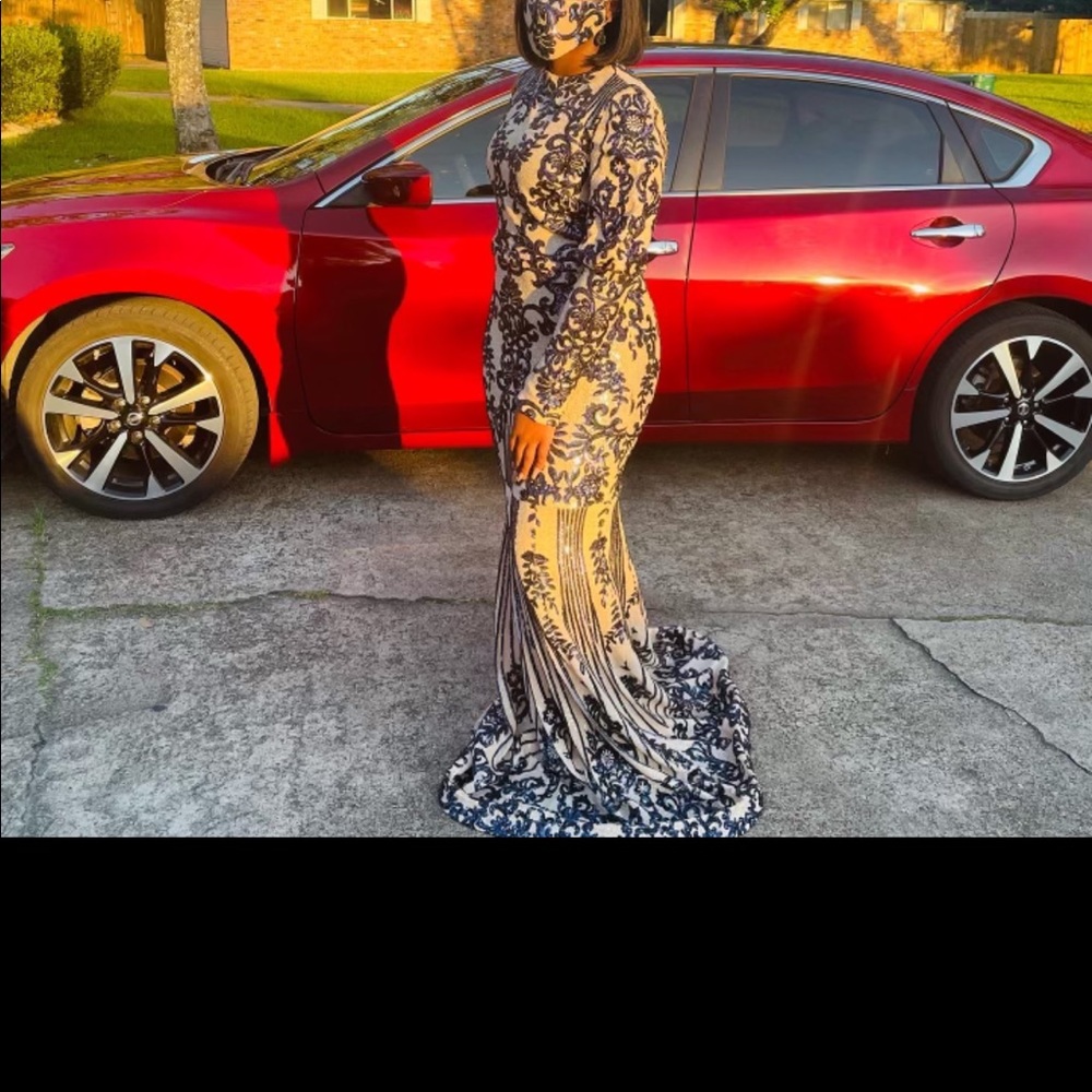 Very nice dress still like new